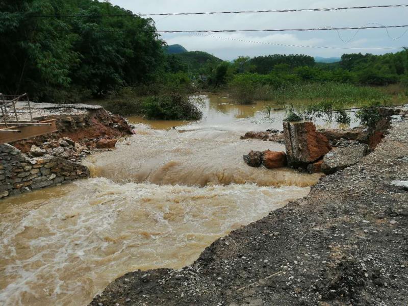 s208线鹿寨县导江乡计送屯计送桥路段因强降雨影响导致水淹路面造成