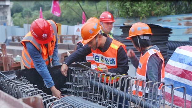 625-工作人员在桥梁预制场检查箱梁钢筋安装情况。.jpg
