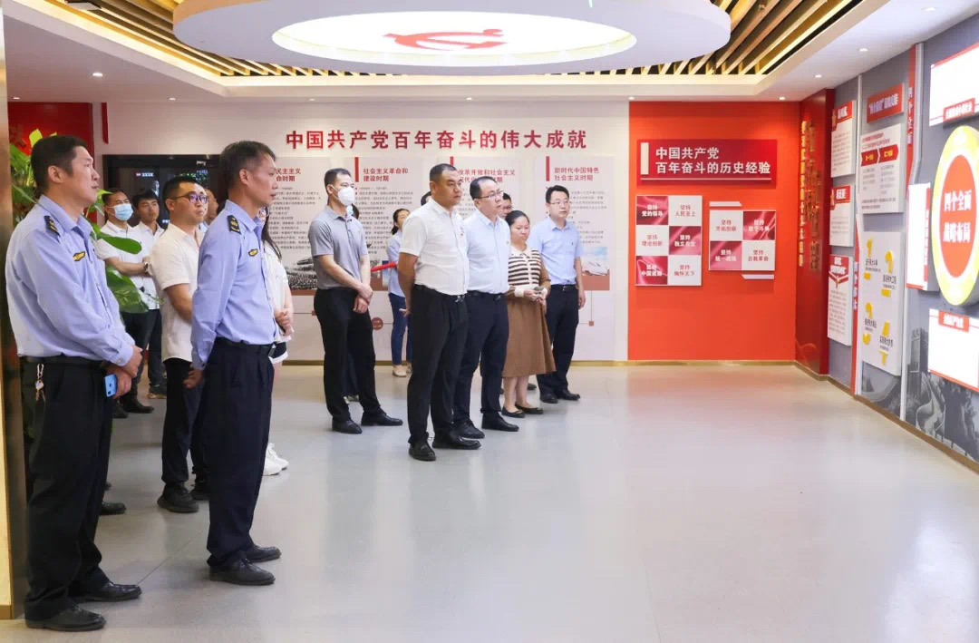 来宾-图为党员干部参观廉政教育基地。.jpg