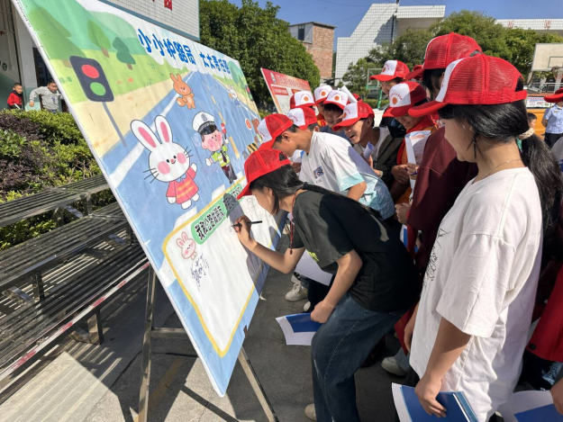 大坪小学学生在“护路小卫士”宣誓仪式上签名.png