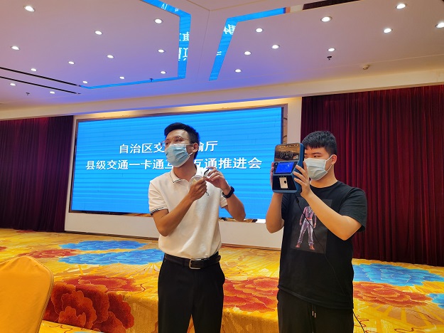 625一卡通实体卡刷卡演示。.jpg
