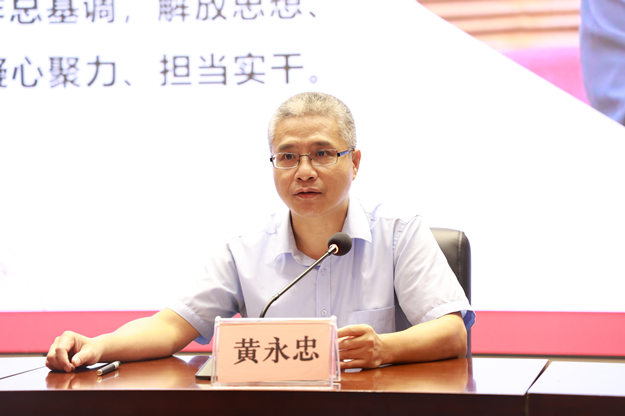 (625)黄永忠在讲座上讲话。.jpg