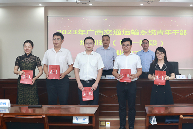 培训班优秀学员代表合影。(625).jpg
