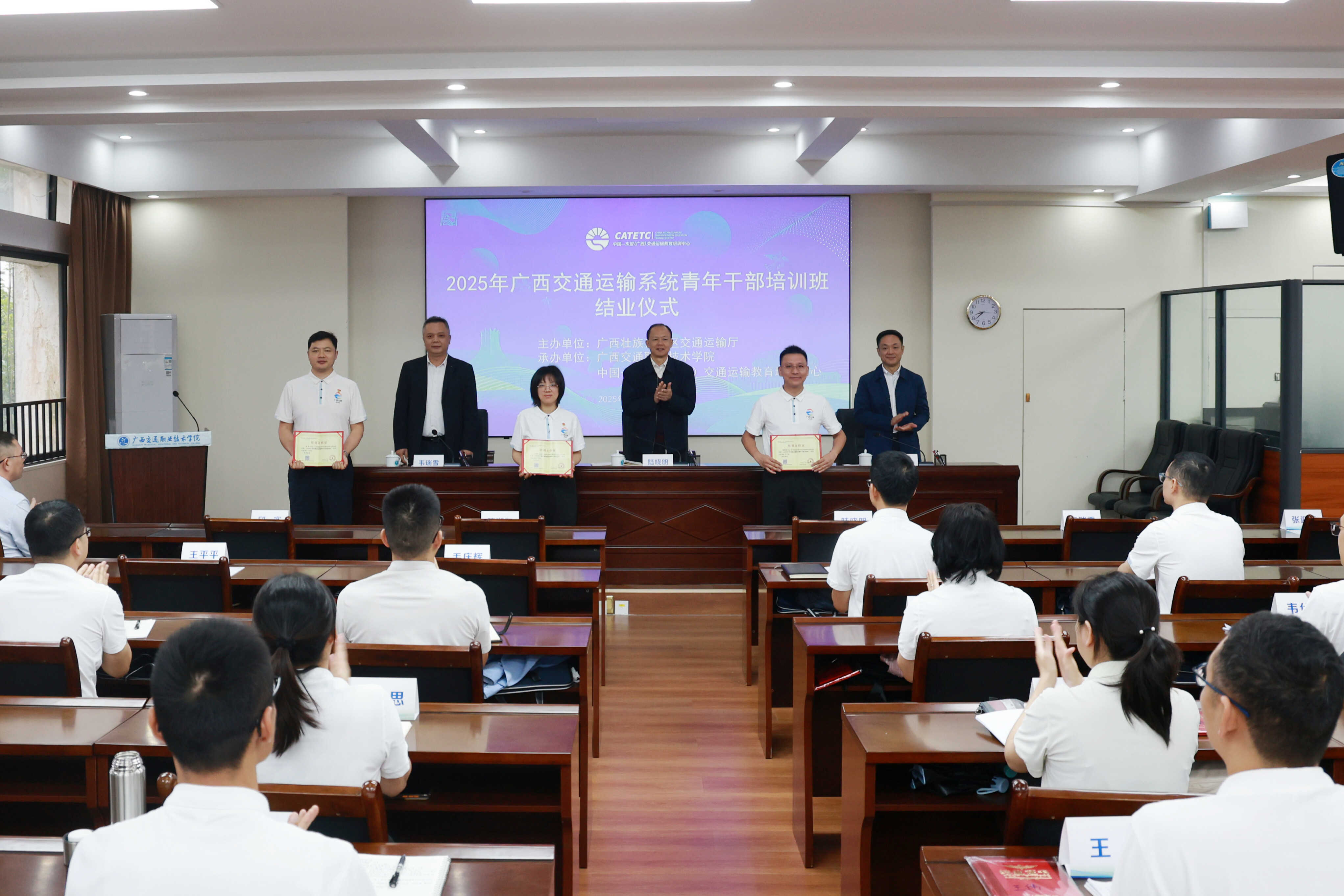 陆晓明为参培学员颁发结业证书。.jpg