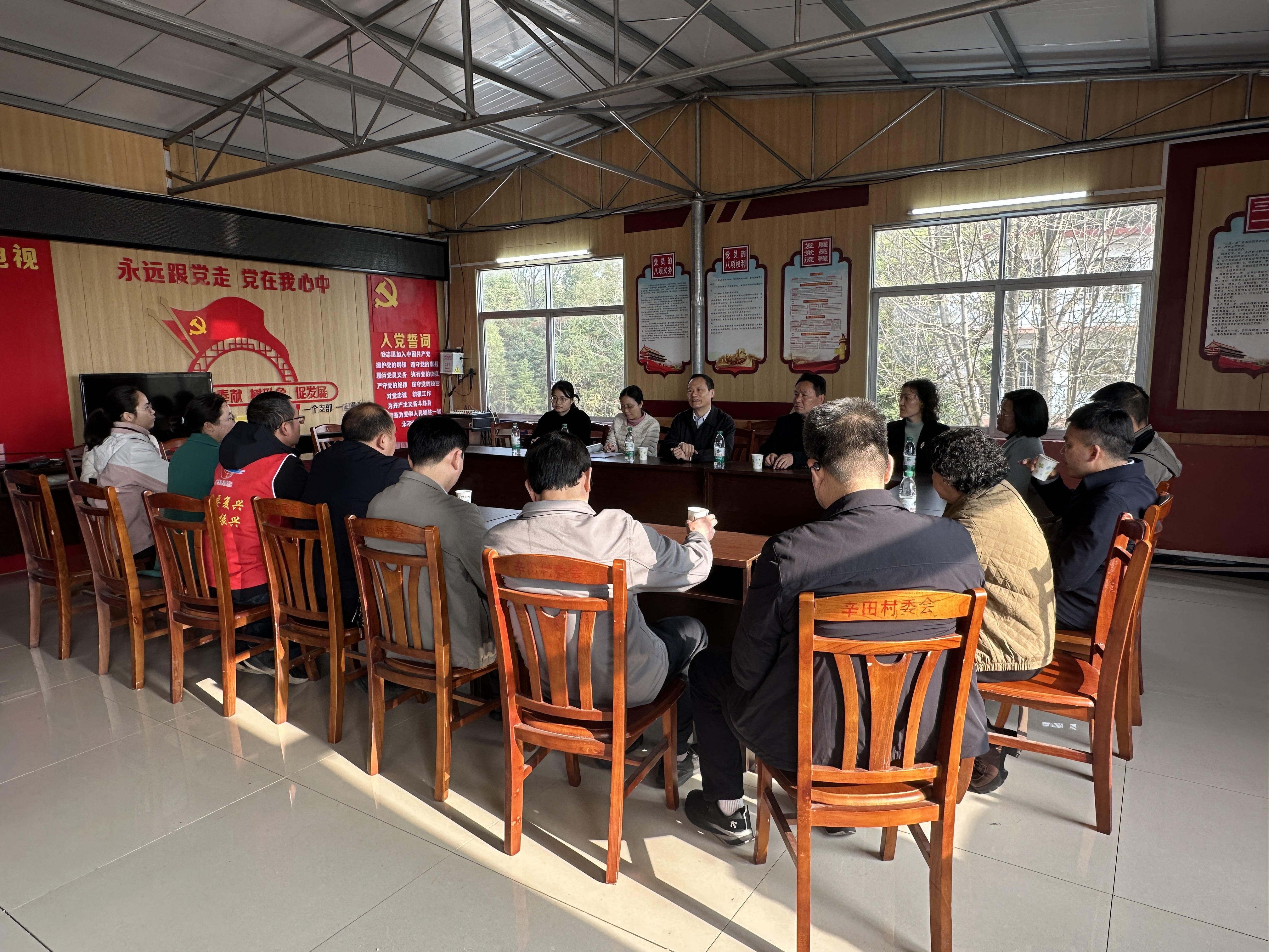 张孟在辛田村与当地镇政府代表、村“两委”班子及驻村干部开展座谈交流。.jpg