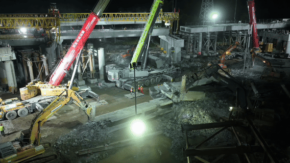 施工作业面空间狭窄 李旺摄.gif