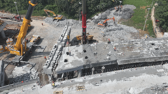 切割、卸除旧右江大桥梁体 班鹤赢摄.gif