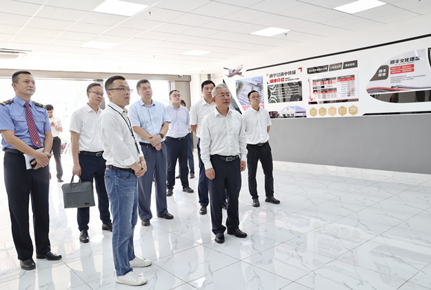 625刘可一行在顺丰速运南宁江南中转场了解设施建设、运营管理和发展前景等情况。.jpg